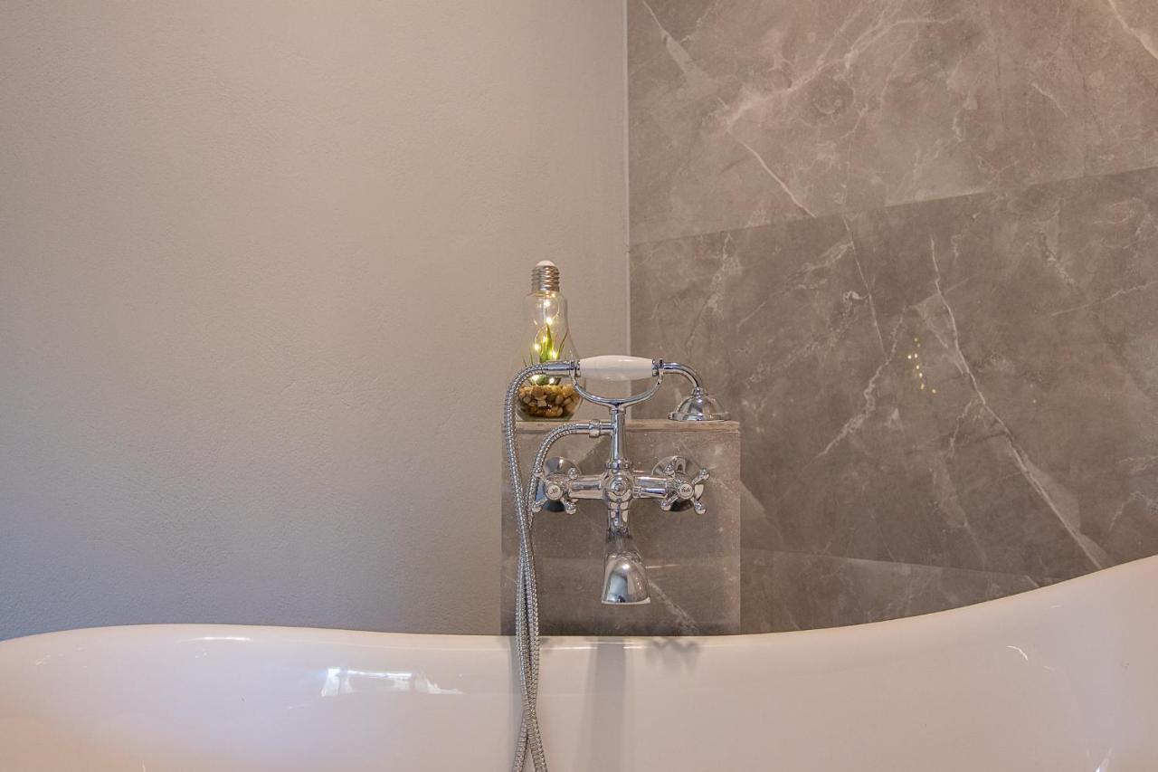 Georgianna'S Suite With Private Pool , 'Greysuite' Kómboi 외부 사진