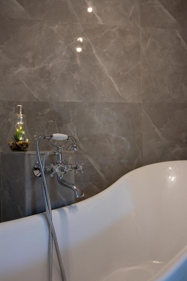 Georgianna'S Suite With Private Pool , 'Greysuite' Kómboi 외부 사진